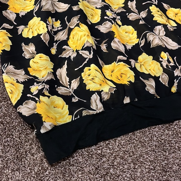 2/$30 Beautiful sheer Medium top - Picture 2 of 6